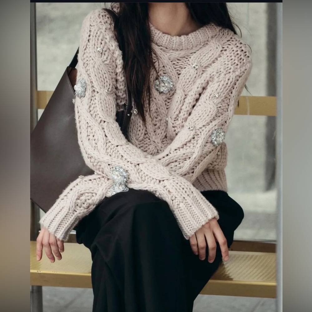 Zara Cable Knit Rhinestone / Jewel Embellished Sweater
Ref: 3920/188. Size: S